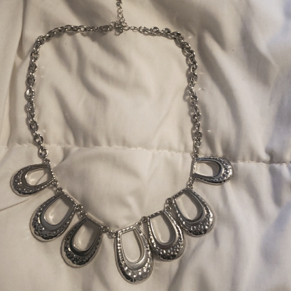 SILVER NECKALCE